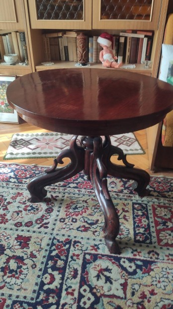 Barokk (stilusu) p�kl�b� doh�nyz�asztal �r alatt