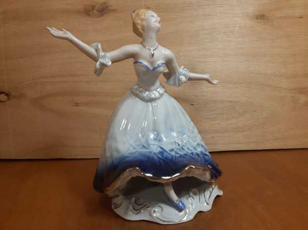 Barokk ruhás táncos lány nagy méretű porcelán figura