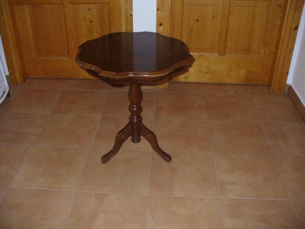 Barokk stlus asztalka elad Monoron