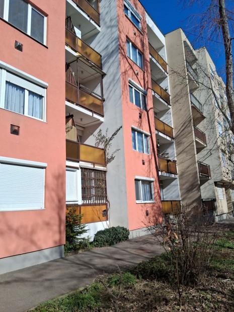 Bartakovics utc�ban erk�lyes lak�s elad�!