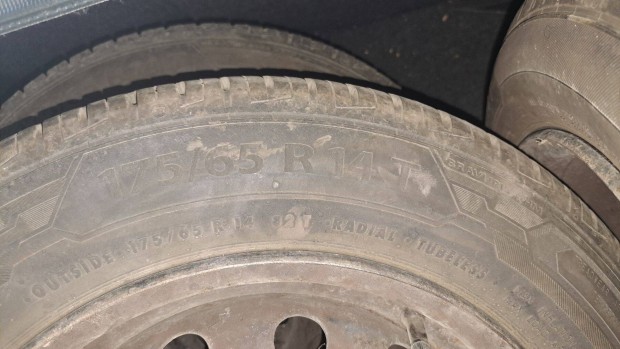 Barum Bravuris nyári gumi 175/65 R14T felnire szerelve, irányár
