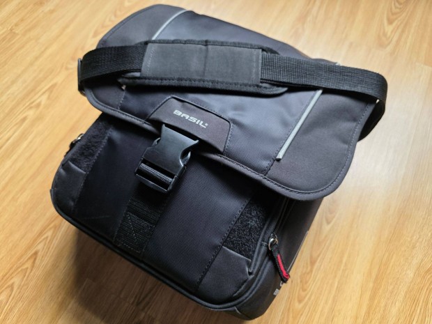 Basil Sport Design Commuter Bag egyoldalas kerékpáros táska 18L