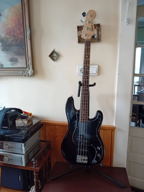 Basszusgitr Fender Squier 4 hros fekete vigyzott ll.Elad