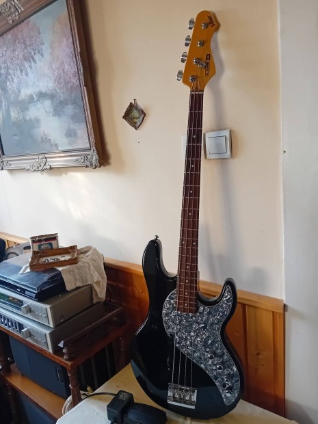 Basszusgitr LINE 6 Variax Bass 700 jszer. gyri tok.Elad