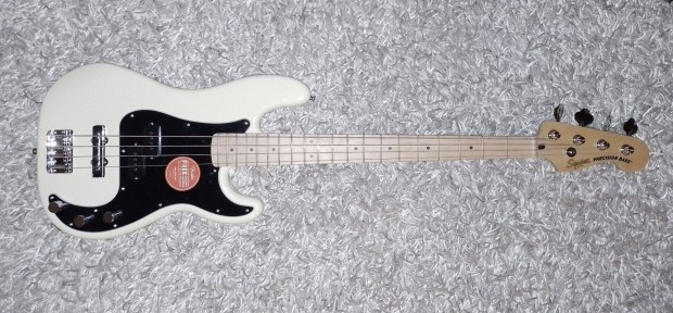 Basszusgitr Squier Precision White + Fender puhatok