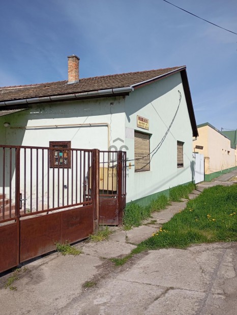Bátaszéken jelenleg üzleti ingatlanként nyilvántartott családi ház el