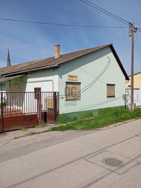 Bátaszéken üzleti ingatlanként nyilvántartott ház eladó!