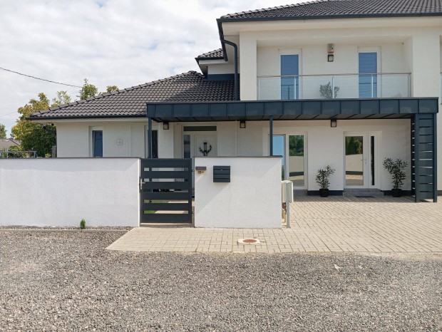 B�thory Lak�parkban modern ikerh�z k�l�n bej�rat� lakr�sszel elad�