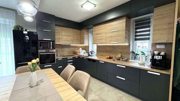 B�thory lak�parkban 142 nm-es 3 szoba nappalis h�z elad�