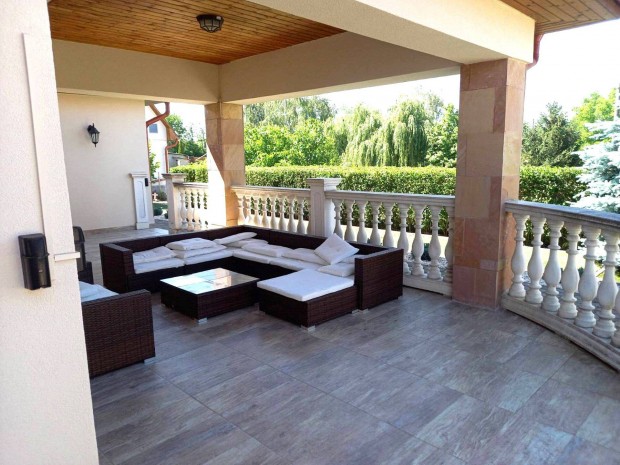 B�thory lak�parkban amerikai st�lus� csal�di h�z luxus kivitelben Well