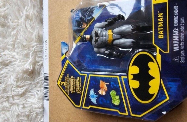 Batman Figure & 3 Surprise Accessories figura j dobozos tbb db van