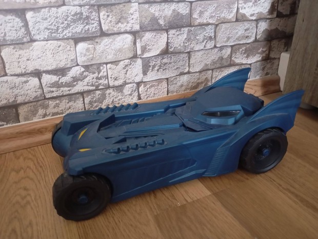 Batmobil - Batman aut + 2db Figura ( 30cm )