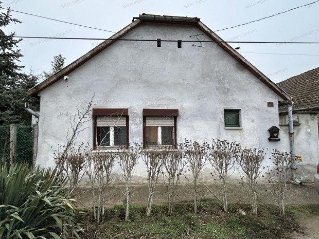 B�tmonostoron elad� egy h�romszob�s fel�j�tand� csal�di h�z