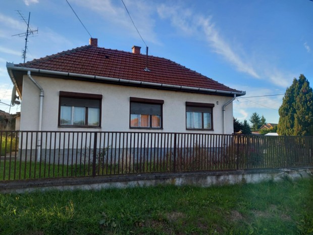 B�tonyterenye elad� csal�di h�z. 3 szob�s. panor�m�s