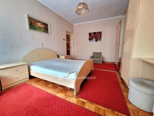 B�tonyterenyei elad� 185 nm-es h�z