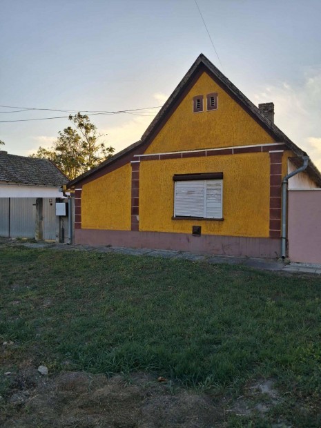 Battony�n csal�di h�z nagy telekkel elad�!