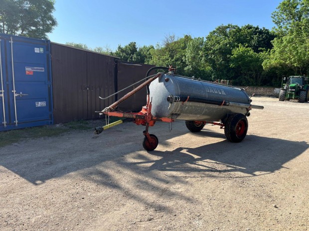 Bauer 3000l szippantó