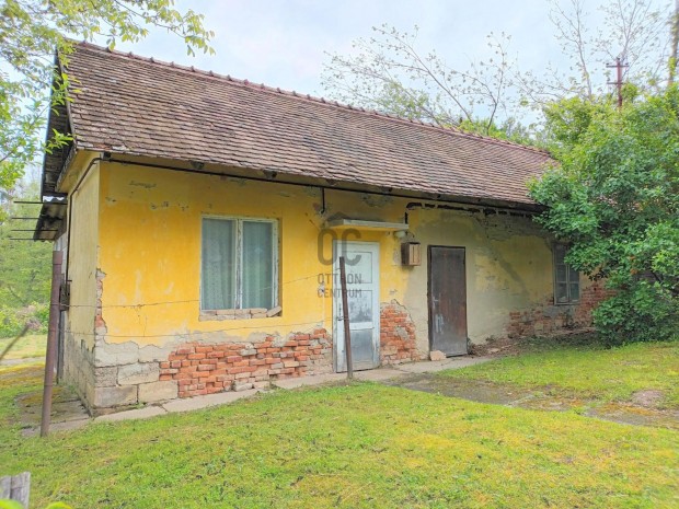 B�zakerettye telep�l�sen, csendes mell�kutc�ban fel�j�tand� h�zik� ela