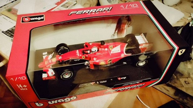 Bburago Ferrari Vettel SF15T 1/18