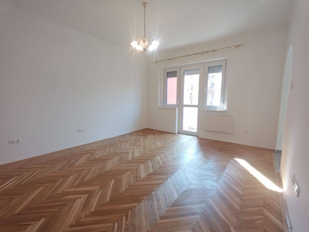 B�csi k�r�ton b�torozatlan fel�j�tott, erk�lyes garzonlak�s