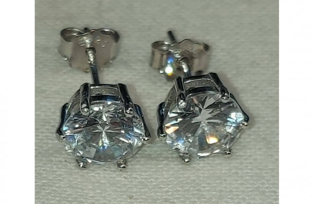 Bedug�s Ez�st f�lbeval� cirkon cirk�nium 6,5mm k�vel 1,90g