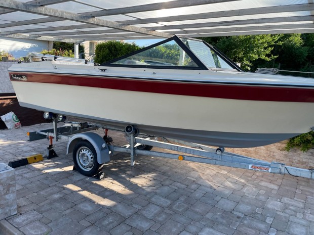 Beekman Coral kishajó, motorcsónak trailerrel együtt (motor nélkül)