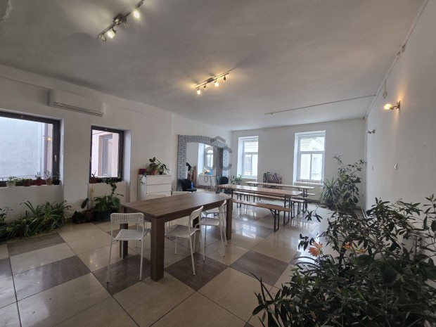 Befektet�si lehet�s�g Gy�ngy�s belv�ros�ban  lak�s �s m�k�d� �zlet eg