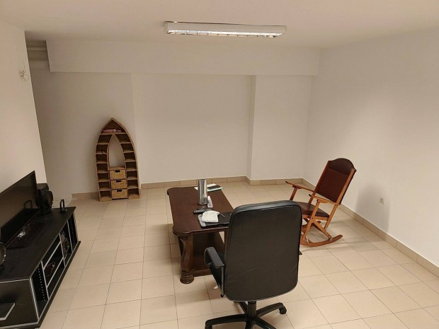 Befektet�k Figyelem! B�rbe Adott �zlethelyis�g Elad� Ny�regyh�z�n