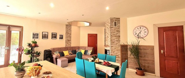 Befektet�k, �sszek�lt�z�k! Kiad�sra alkalmas panor�m�s villa Hatvanban