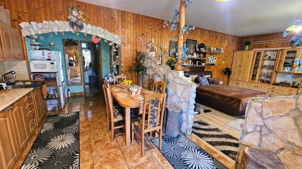 Befektet�k figyelem! 3 lak�s + 40 �ve m�k�d� �zlet egy ingatlanban, Sz