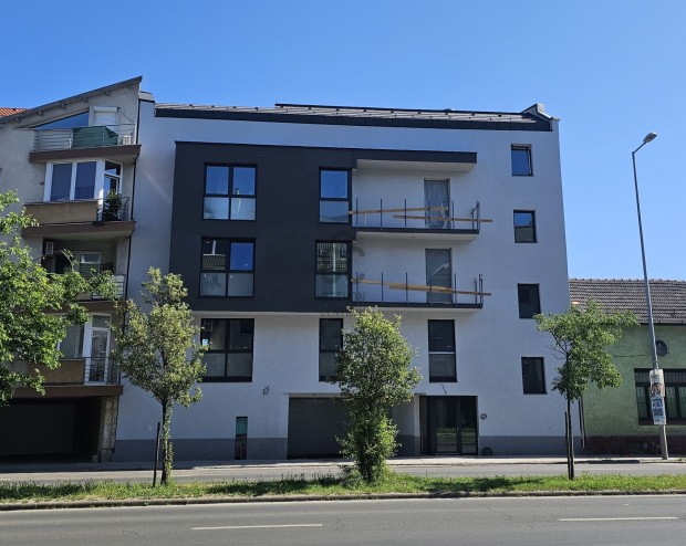 Befektet�k figyelem! Frekvent�lt helyen kulcsrak�sz 5 (+2) lak�sos �j�