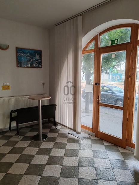 Befektet�k figyelm�be aj�nlom-Szolnok sz�v�ben �zlethelyis�g elad�!