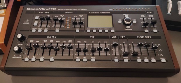 Behringer Deepmind 12 desktop analg szintetiztor