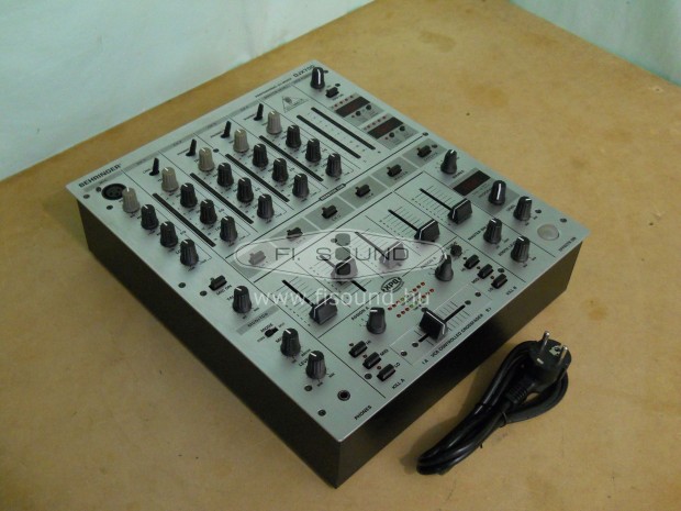 Behringer Djx700 ,(1.) 4 svos DJ kever ,efektes,svonknti equalizer