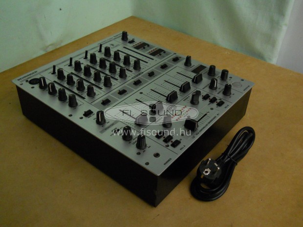 Behringer Djx700 ,(2.) 4 svos DJ kever ,efektes,svonknti equalizer