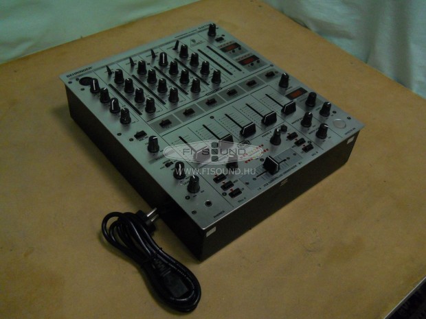 Behringer Djx700 ,(3.) 4 svos DJ kever ,efektes,svonknti equalizer