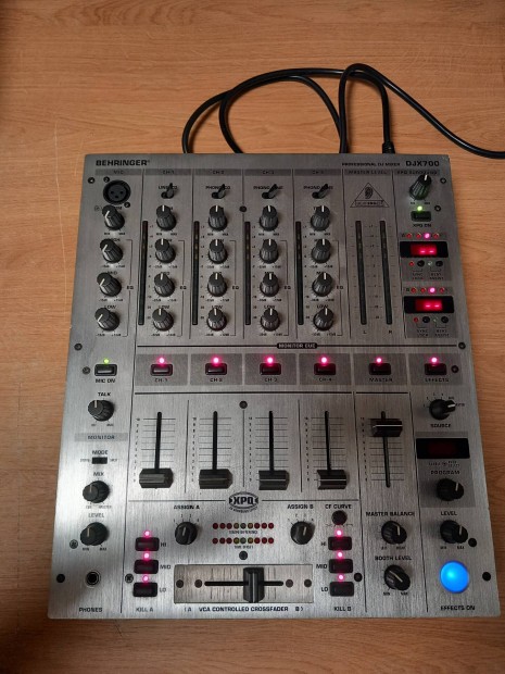 Behringer Djx 700 kever elad