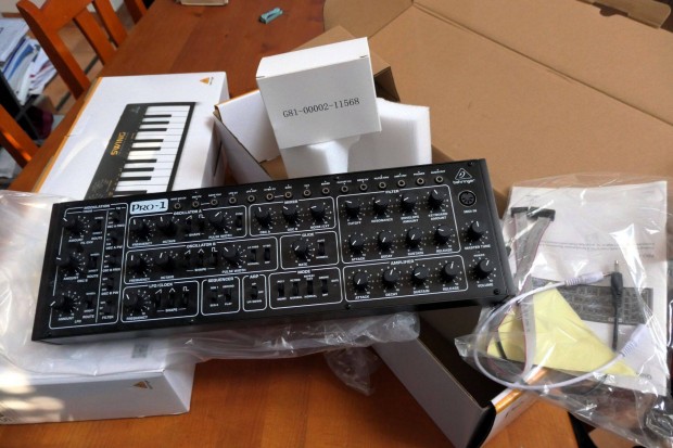 Behringer Pro-1 szintetiztor + Behringer Swing USB MIDI kontroller