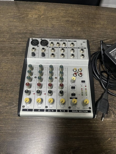 Behringer UB802 keverpult