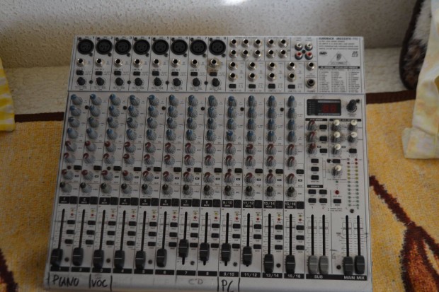 Behringer UB 2222FX-Pro keverő
