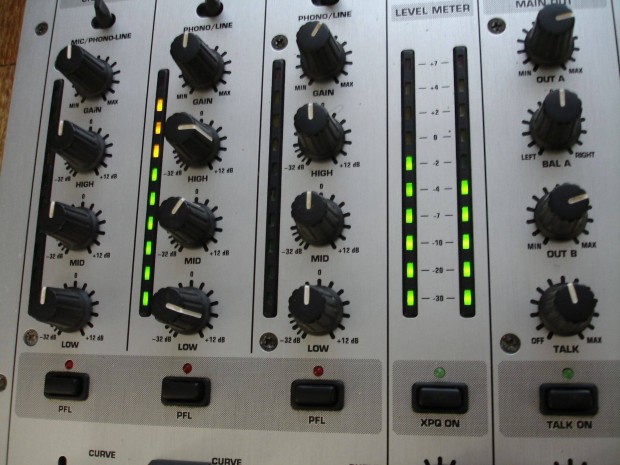 Behringer Vmx 300 DJ Mixer hang kever sztere keverpult Vmx300 Klas