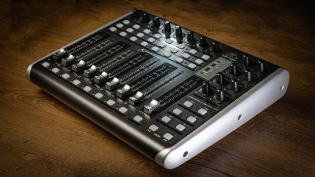 Behringer X Touch Compact Elad
