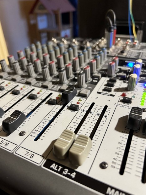 Behringer Xenyx 1204FX kever elad szp llapotban 