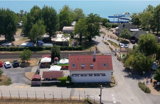 Bej�ratott ker�kp�ros pihen� �s szerviz a Balaton �szaki partj�n