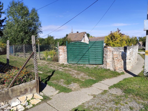 Beker�tett, be�p�tetlen telek 590. nm. 1/1 tulajdonost�l olcs�n elad�!