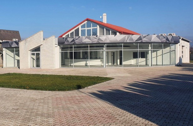 B�k�scsaba, Gyulai �t 550m2-es moderniz�lt bemutat�terem + 20 parkol�