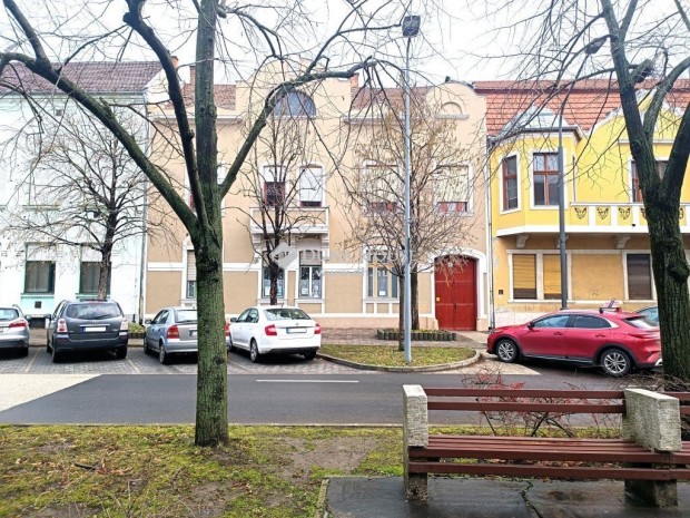 B�k�scsabai elad� 107 nm-es lak�s