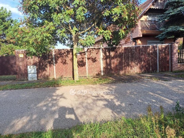 B�k�scsabai elad� 881 nm-es telek