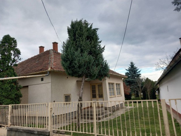 Békésen 77 nm-es családi ház eladó