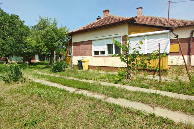 Békésen, Csabai út közelében 3szobás, felújítandó, téglafalú ház eladó